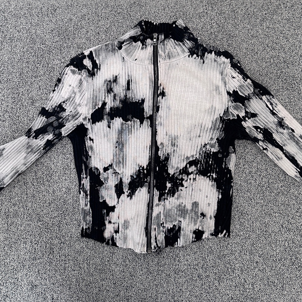 Black and White Tie-Dye Long Sleeve Crop Top